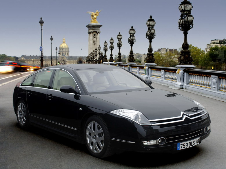 Citron C6: design extrieur: ici sur le Pont Alexandre 3  Paris, en face de l'esplanade des Invalides.